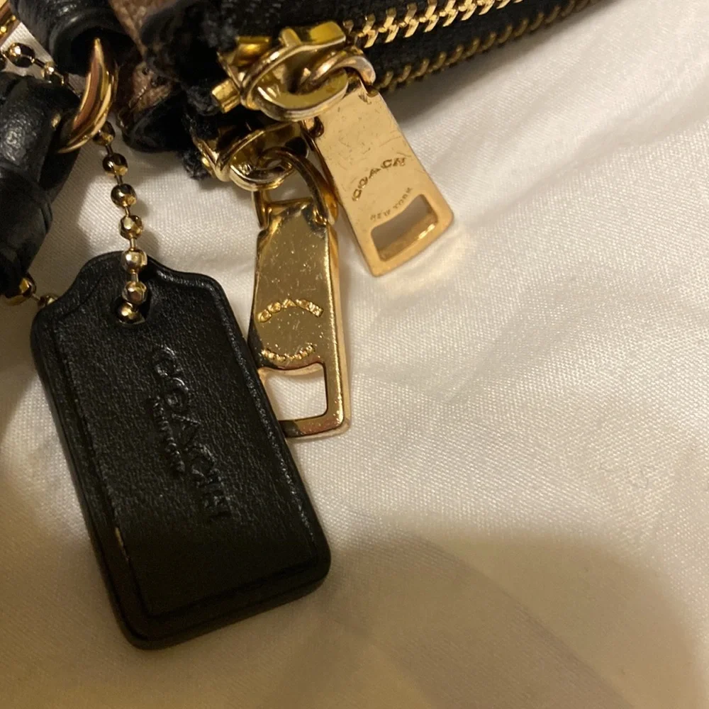 Coach Classic Wristlet, Double Zipper, beige and black, tag, gold hardware EUC - Picture 4 of 10